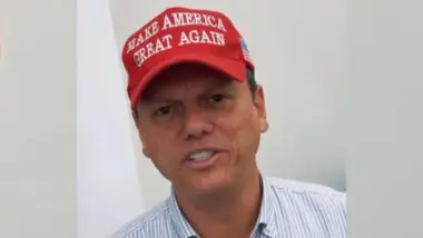 Tarcísio de Freitas com o boné do Trump