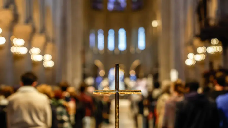 Missa em homenagem ao falecido Papa Francisco na Catedral de Notre-Dame de Paris, França, 21 de abril de 2025.