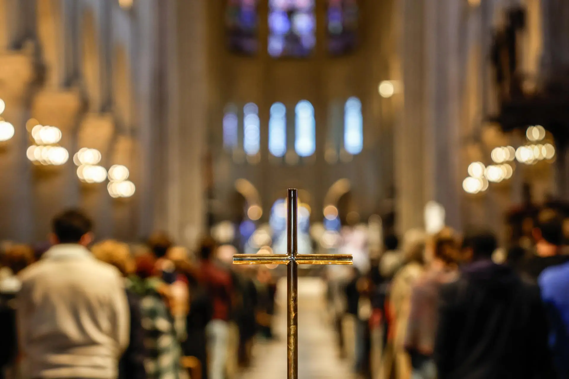 Missa em homenagem ao falecido Papa Francisco na Catedral de Notre-Dame de Paris, França, 21 de abril de 2025.