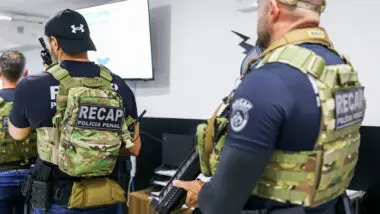 Policiais penais do Recap são habilitados no uso de armamentos como pistola 9mm, espingarda calibre 12, carabina .40 e fuzil 5.56, e submetidos a treinamentos contínuos em progressão tática, abordagens e técnicas de recaptura.