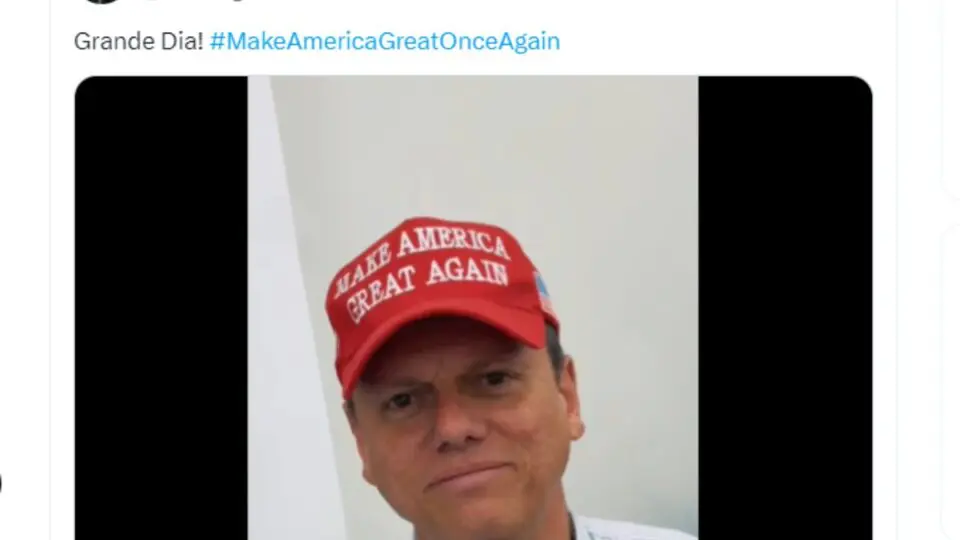 Tarcísio de Freitas com o boné do Trump