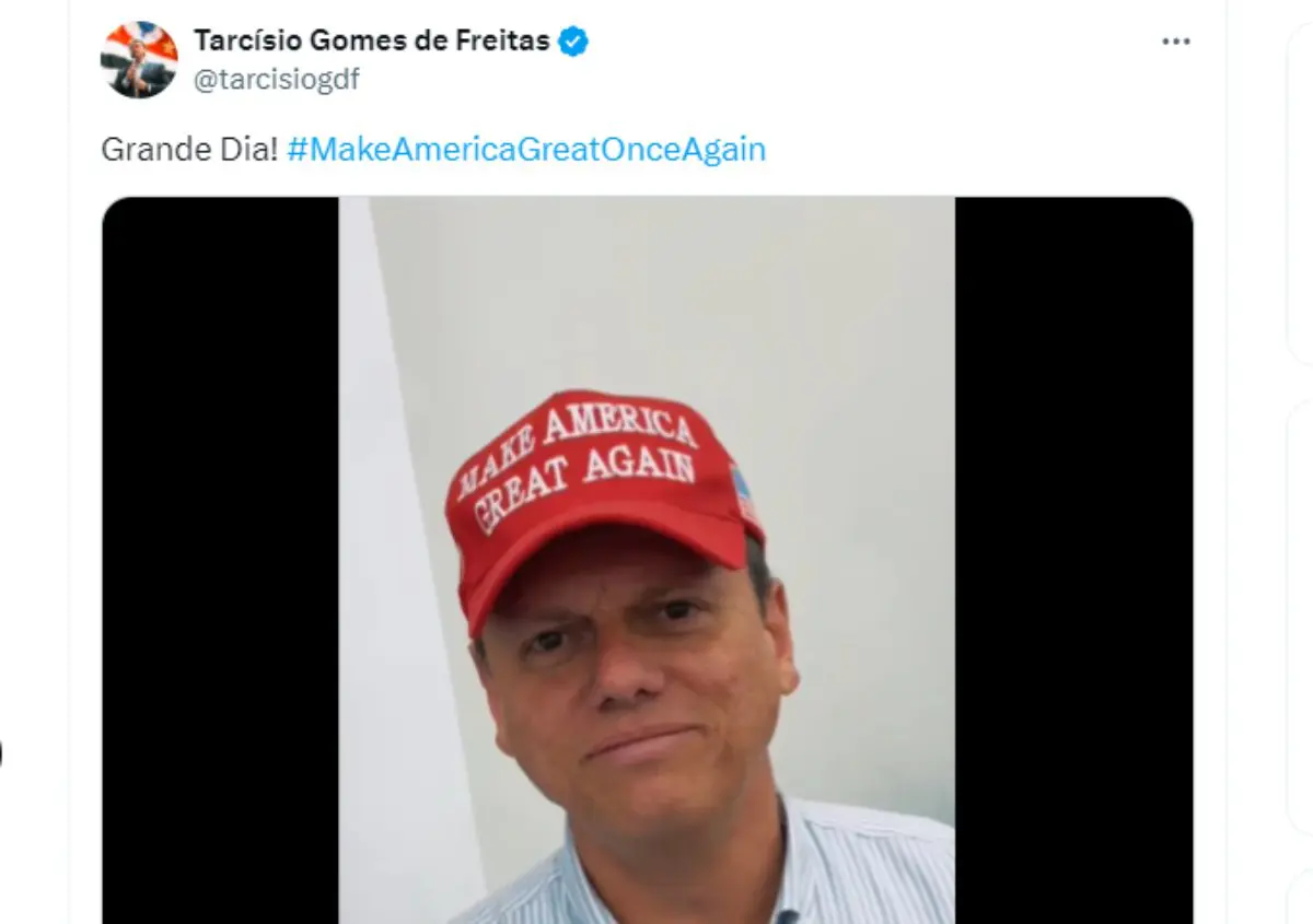 Tarcísio de Freitas com o boné do Trump