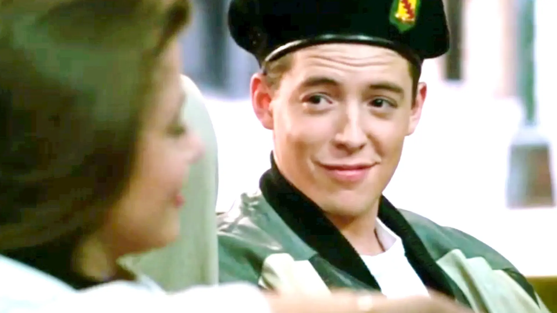 Ferris Bueller é um adolescente que quer aproveitar o dia se divertindo, sem pensar em responsabilidades e no futuro