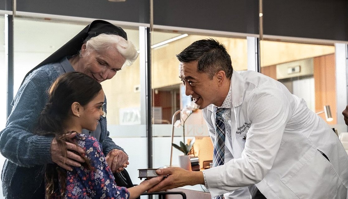 De exilado a cirurgião: filme conta a história real de Ming Wang, um médico que uniu fé, ciência e coragem