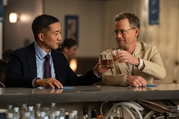 Greg Kinnear e Terry Chen no filme "A Visão"
