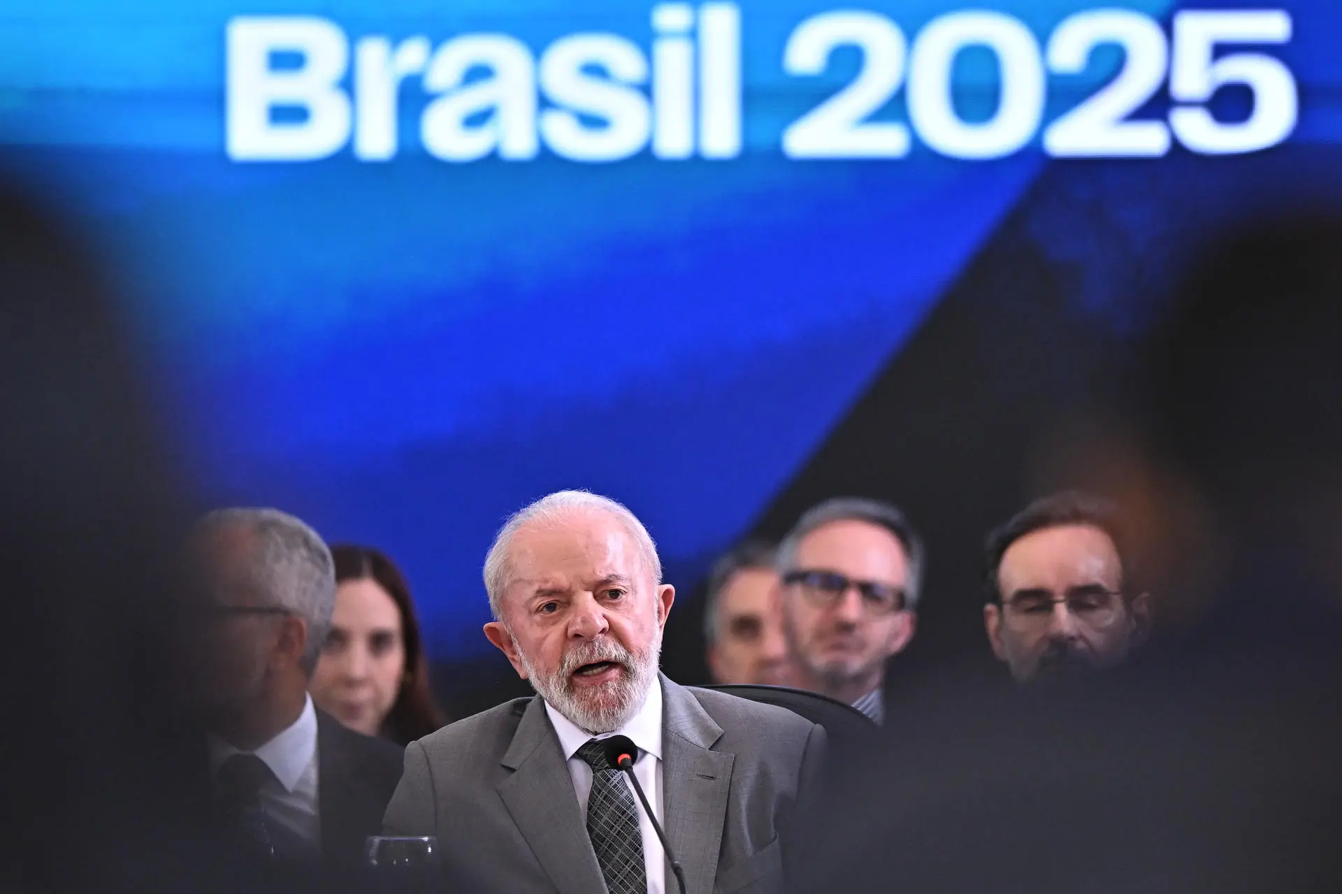 O presidente Luiz Inácio Lula da Silva discursa na abertura da primeira reunião de negociadores-chefes da presidência brasileira dos BRICS, no Palácio do Itamaraty, em Brasília, no dia 26 de fevereiro de 2025.