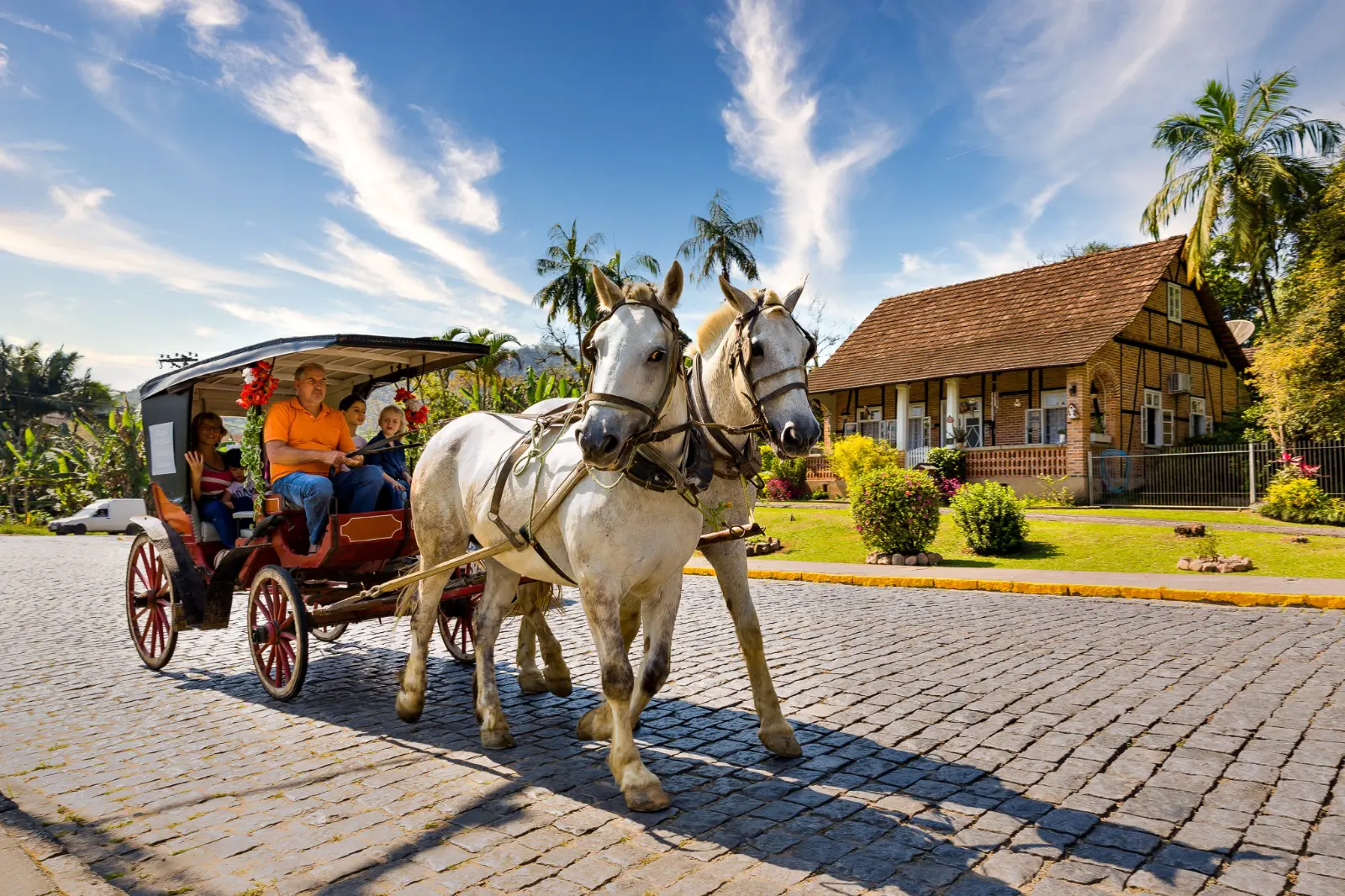 Pomerode-SC preserva a cultura alemã na arquitetura, gastronomia e música. Mais de 1 milhão de turistas são recebidos por ano no município.
