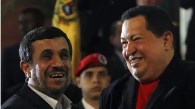 Hugo Chávez ao lado do presidente do Irã, Mahmud Ahmadineyad, em 2012: inimigo em comum.