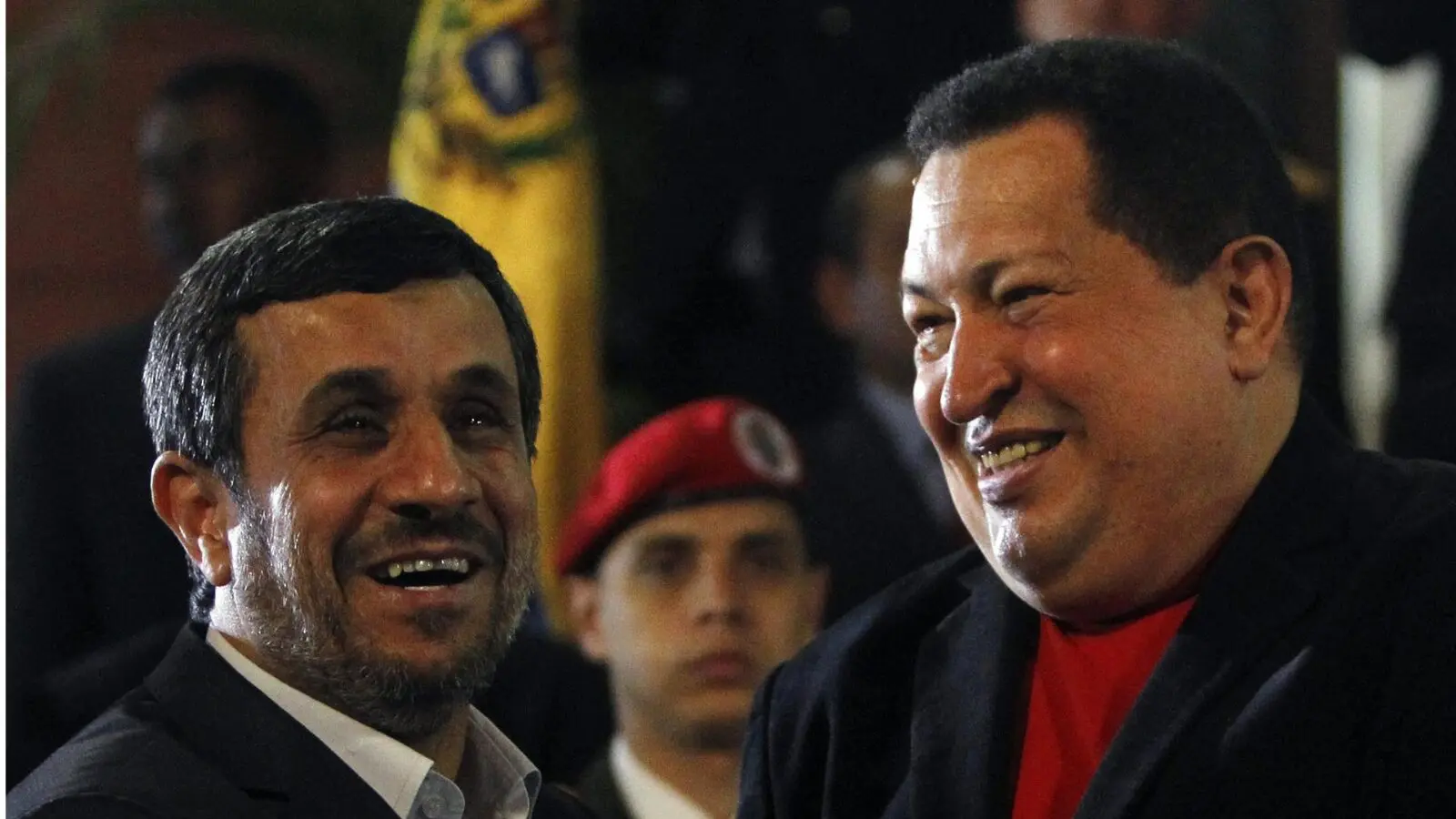Hugo Chávez ao lado do presidente do Irã, Mahmud Ahmadineyad, em 2012: inimigo em comum.