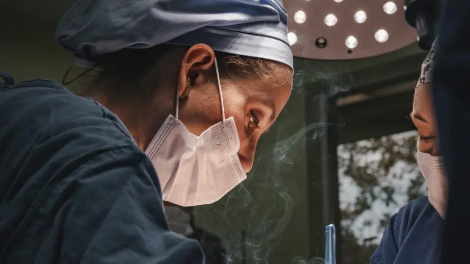 Cirurgia que poderia ser realizada com as lentes de contato infravermelha.