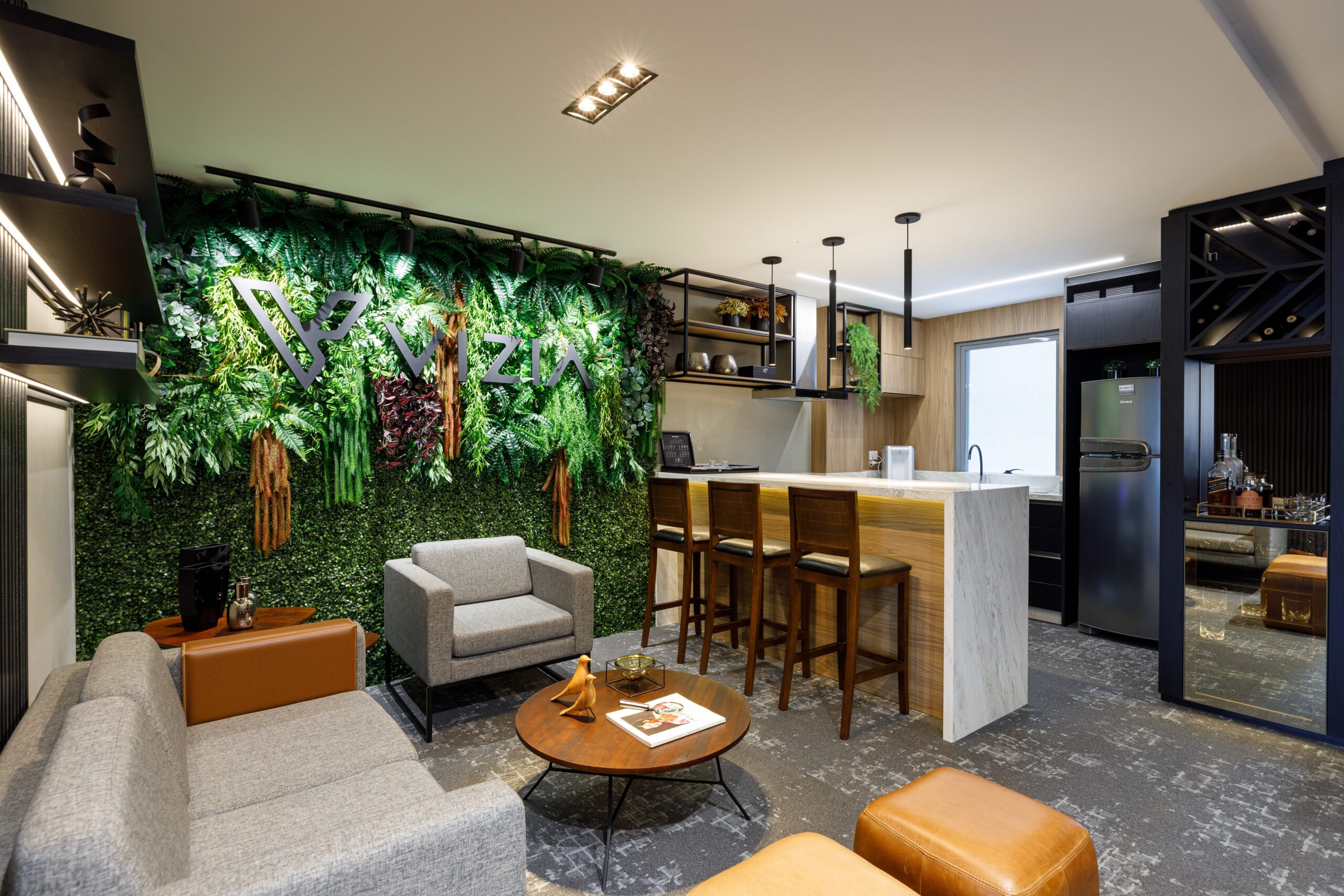 Ambientes bem iluminados, com layout funcional e mobiliário adequado, favorecem o bem-estar físico e mental das equipes