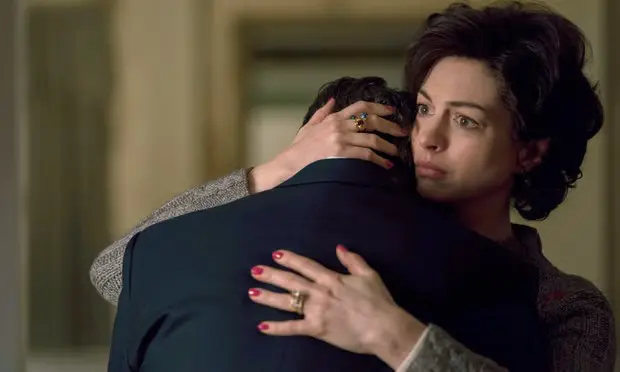 Anne Hathaway em cena intimista, representando o desgaste familiar da jornada