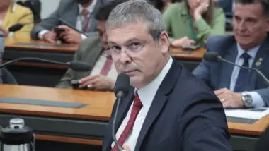 Líder do PT pede que STF investigue Tarcísio por suposta tentativa de ajudar fuga de Bolsonaro