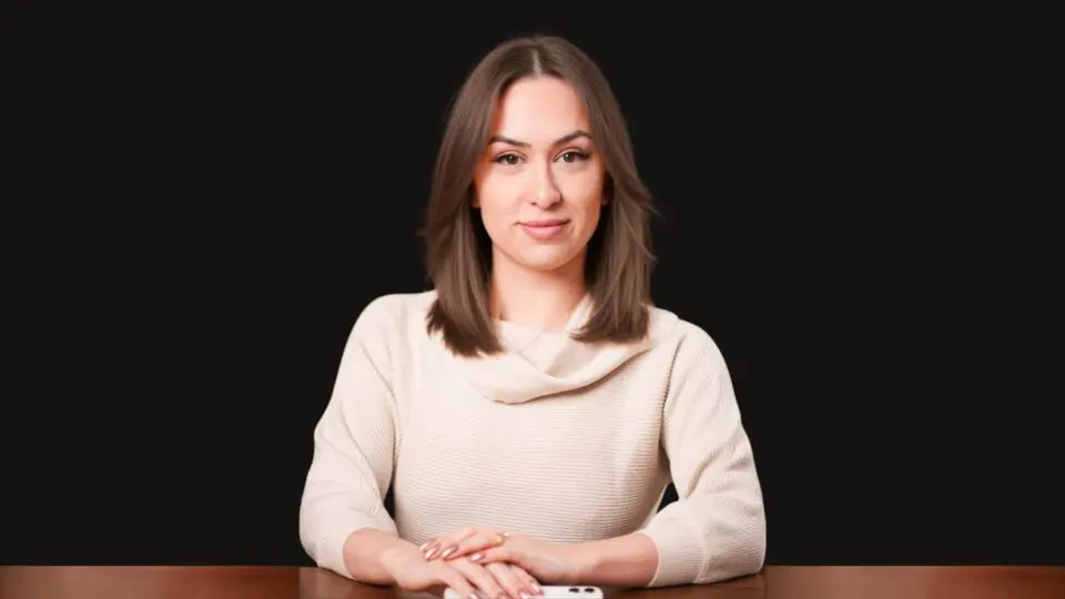 Como destaca a Dra. Daniela Frehner, advogada especialista e figura central neste debate, a minissérie 'Adolescência' na Netflix não é só ficção. Ela reflete a dura realidade da violência escolar, e Daniela propõe soluções práticas como a Justiça Restaurativa e a Mediação para um ambiente educacional mais seguro e empáticoComo destaca a Dra. Daniela Frehner, advogada especialista e figura central neste debate, a minissérie 'Adolescência' na Netflix não é só ficção. Ela reflete a dura realidade da violência escolar, e Daniela propõe soluções práticas como a Justiça Restaurativa e a Mediação para um ambiente educacional mais seguro e empático