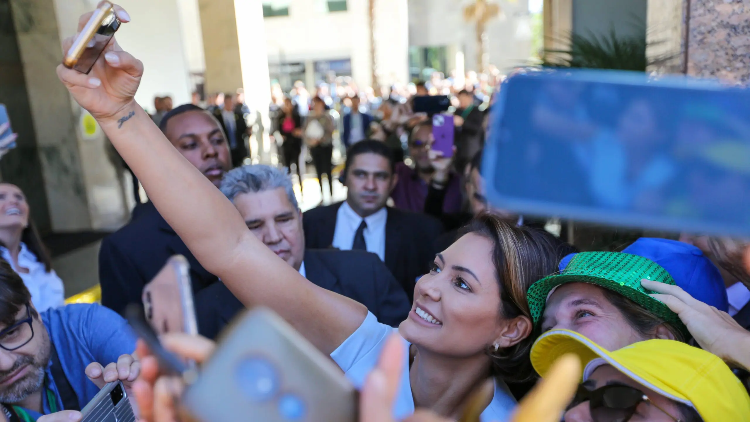 Em discurso neste sábado (12), Michelle Bolsonaro disse que Lula está "arrastando o país para o buraco"