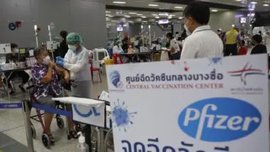 Uma idosa recebe uma dose da vacina Pfizer-BioNTech contra a COVID-19, em Bangkok, Tailândia, em 30 de setembro de 2022.