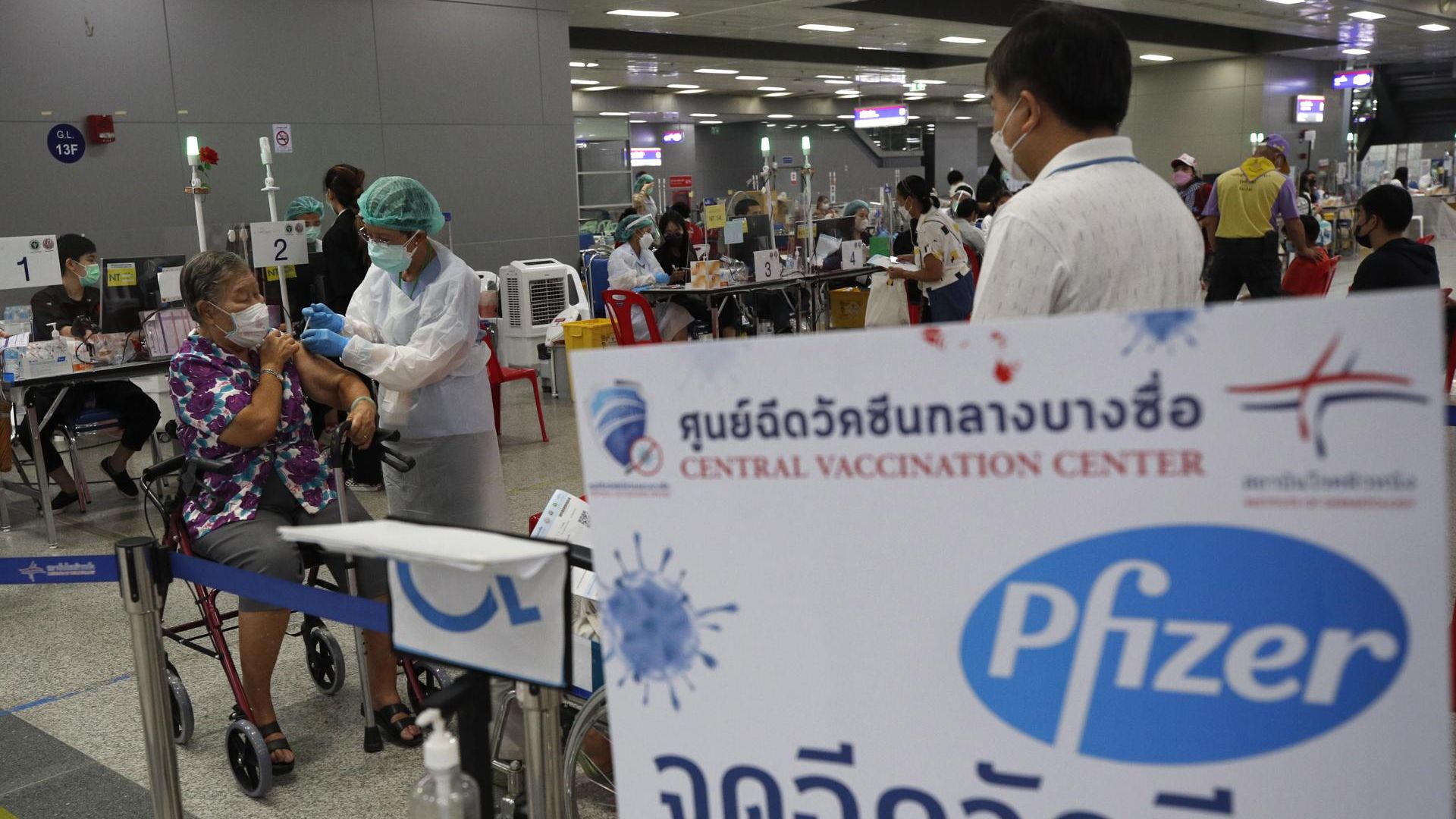 Uma idosa recebe uma dose da vacina Pfizer-BioNTech contra a COVID-19, em Bangkok, Tailândia, em 30 de setembro de 2022.