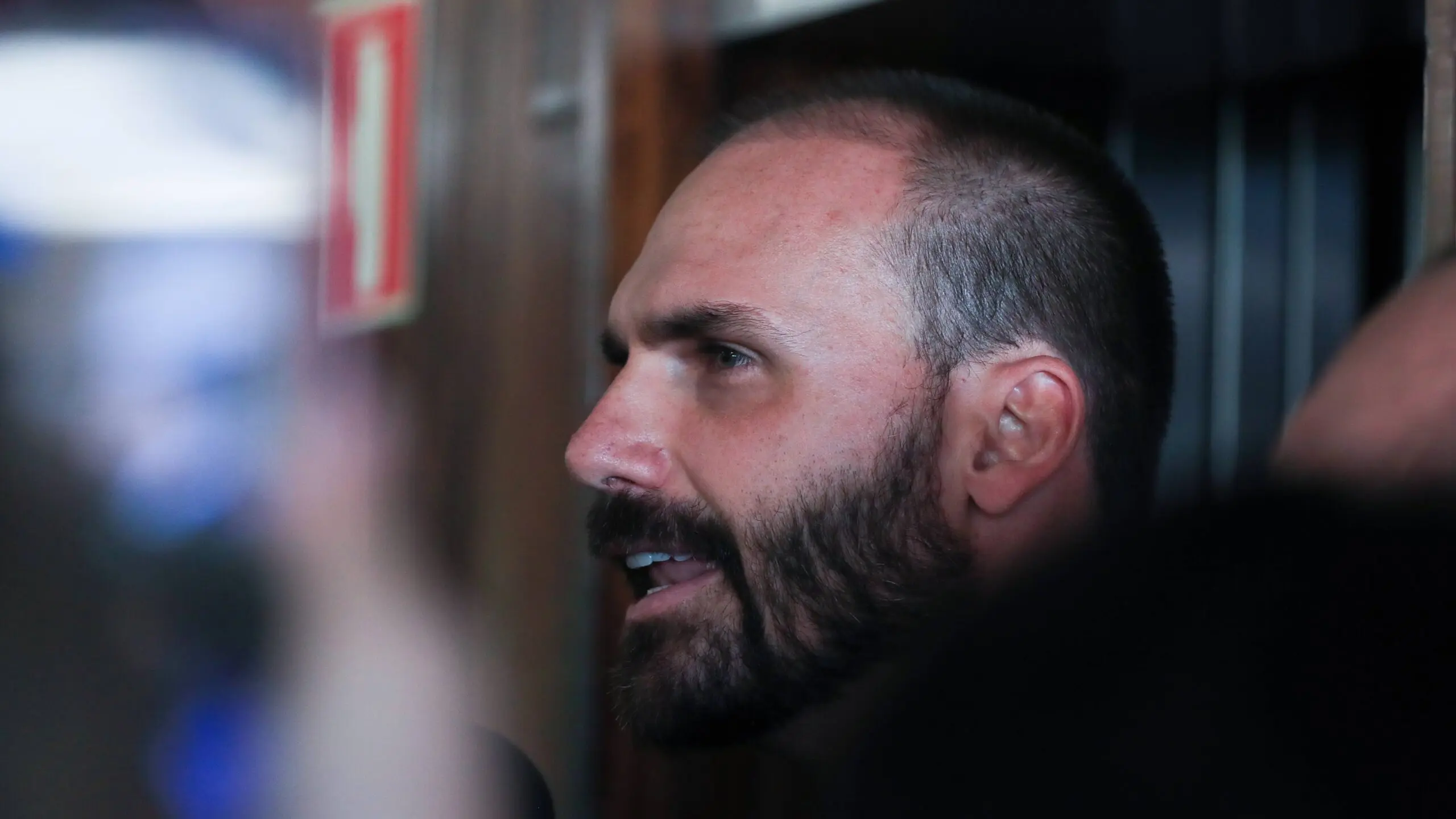 Eduardo Bolsonaro pede aplicação da Lei Magnitsky contra Alexandre de Moraes.