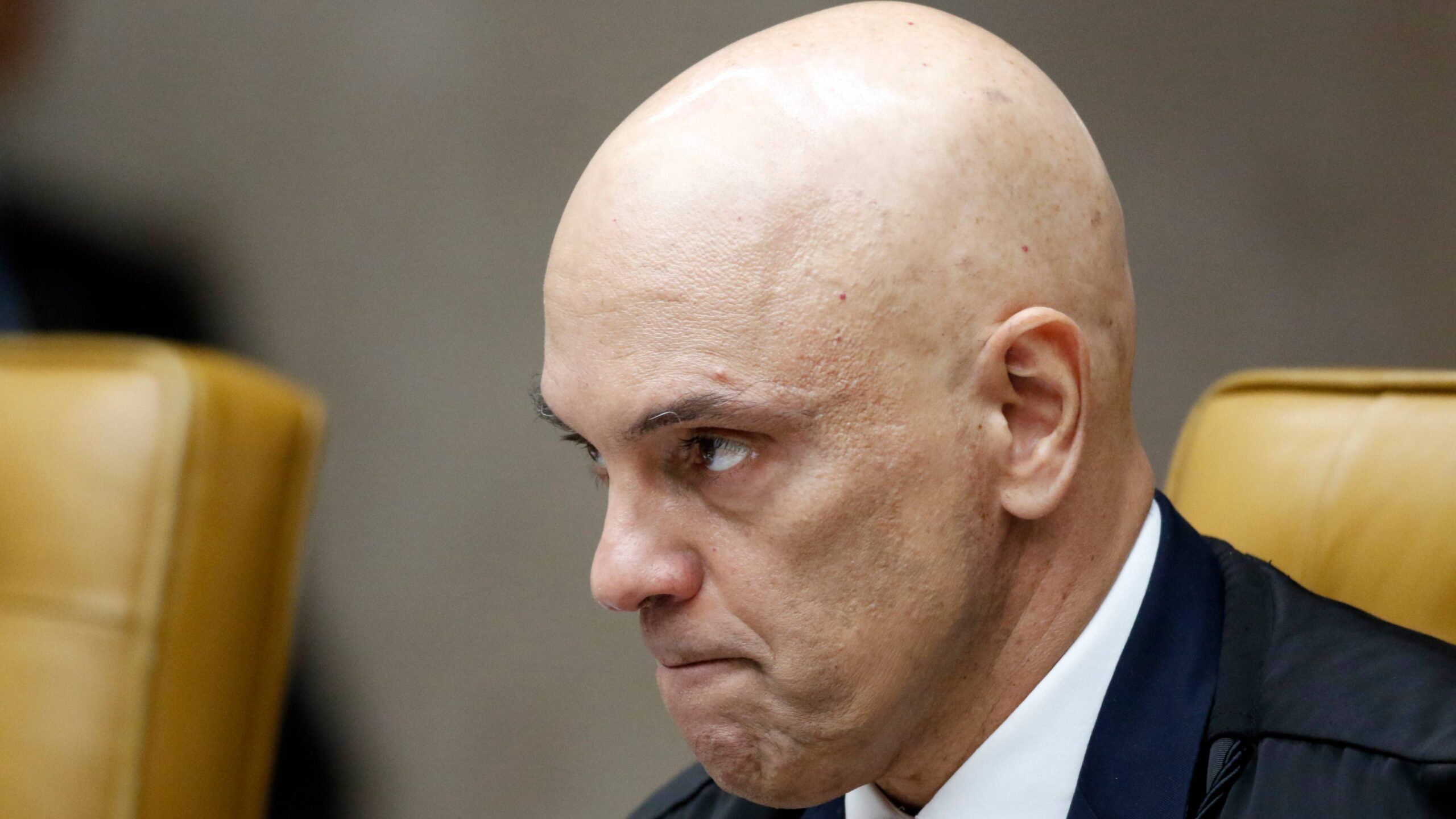 Até mesmo jornais nada simpáticos a Jair Bolsonaro e à direita estão criticando Alexandre de Moraes pelas recentes medidas impostas ao ex-presidente.