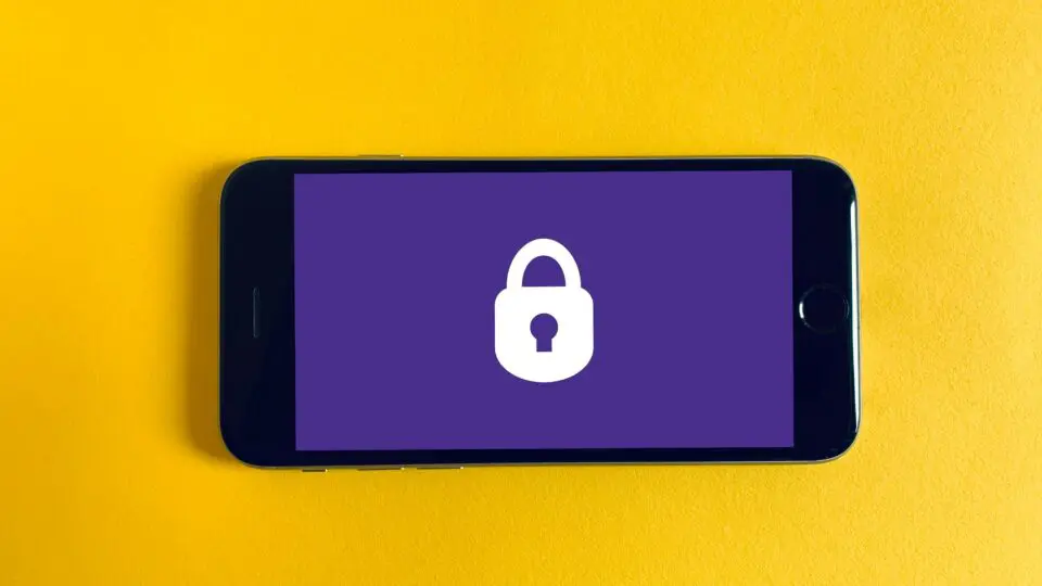 Celular sendo protegido contra o phishing, tipo de golpe digital.