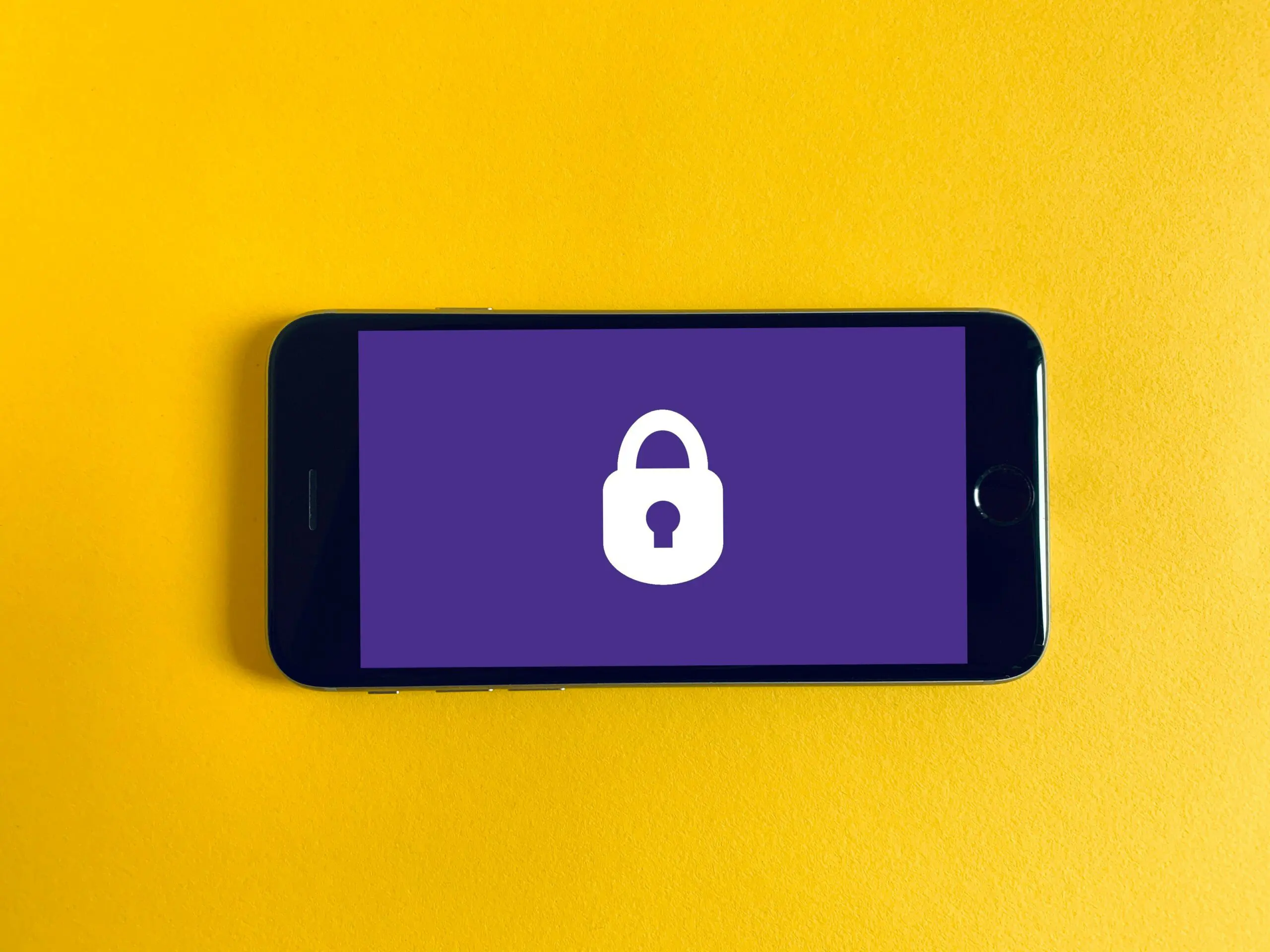 Celular sendo protegido contra o phishing, tipo de golpe digital.