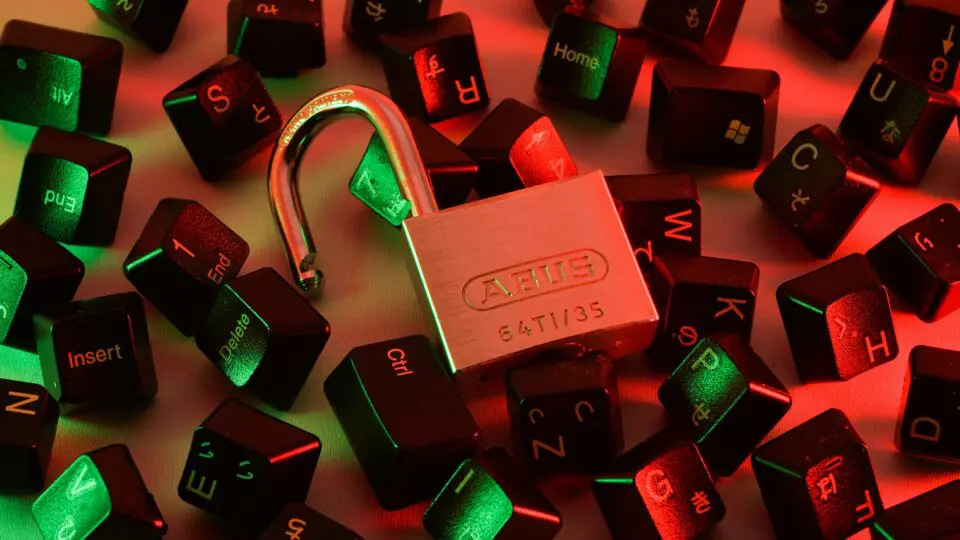 Cadeado e teclas de computador referindo-se ao phishing, golpe digital.