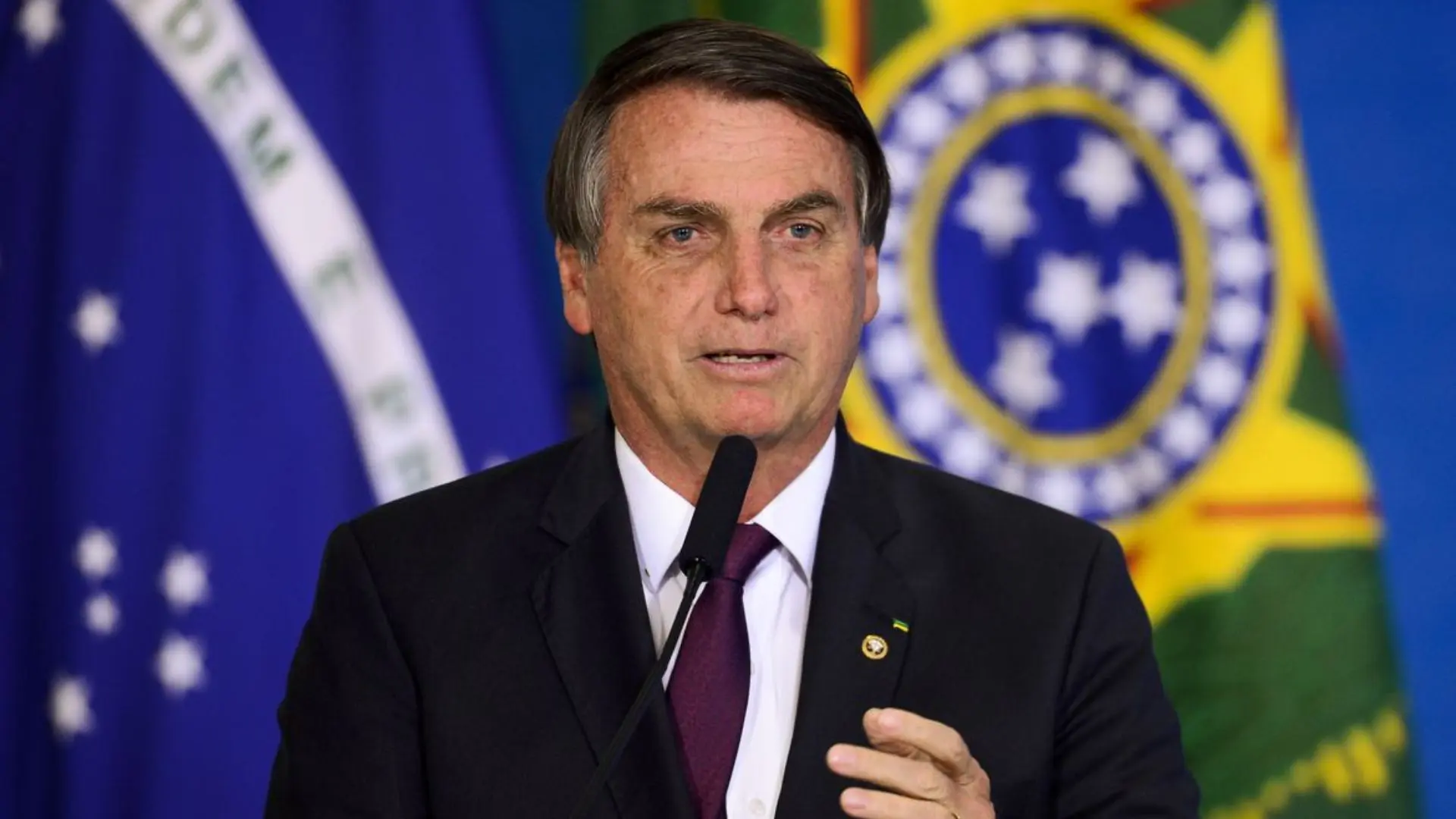 Bolsonaro desmente informação de que estaria fora da eleição.