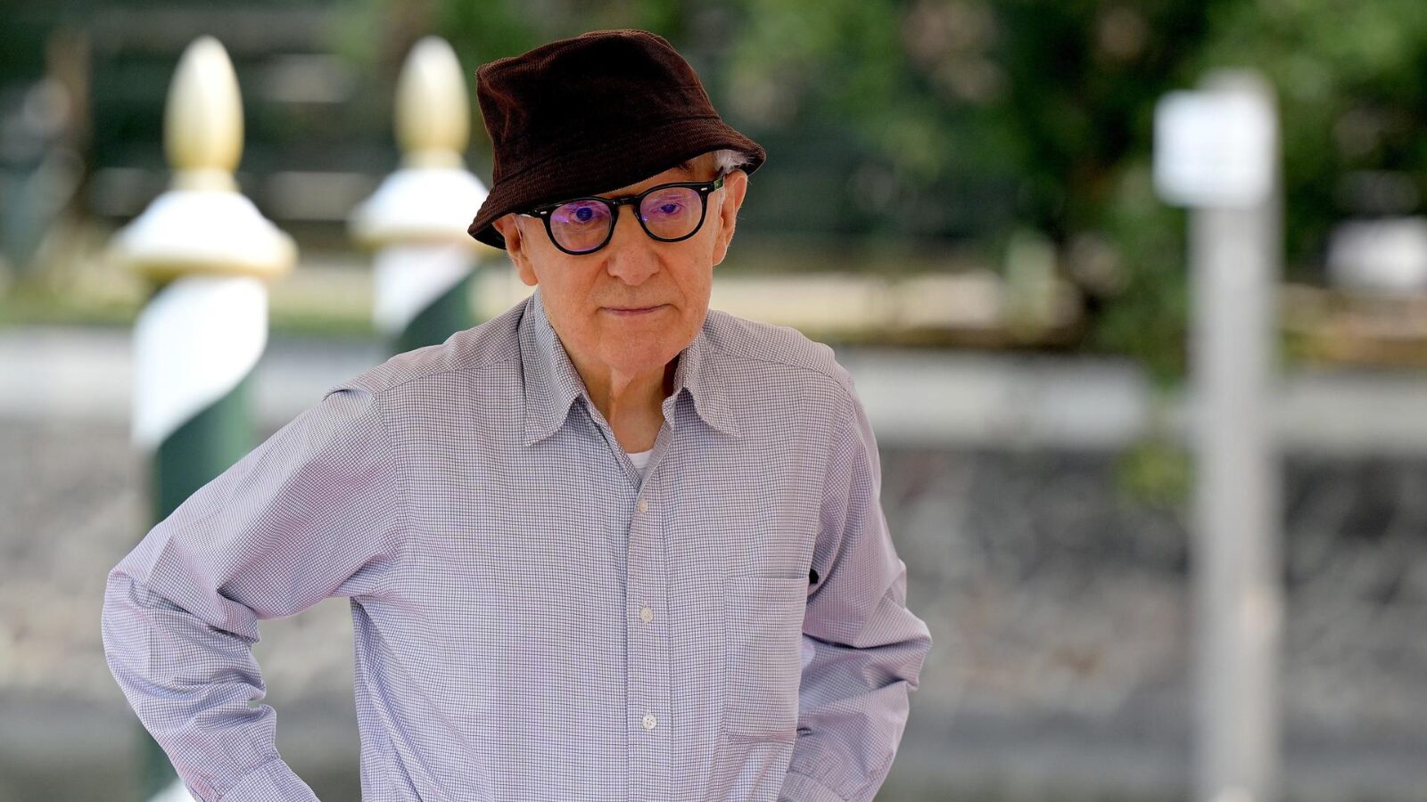 Cineasta Woody Allen, fotografado em 2023: esquecido pelos colegas.