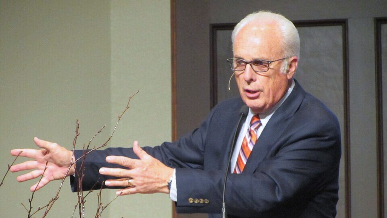 John MacArthur, fotografado durante pregação em 2013: ortodoxia teológica e conservadorismo político.