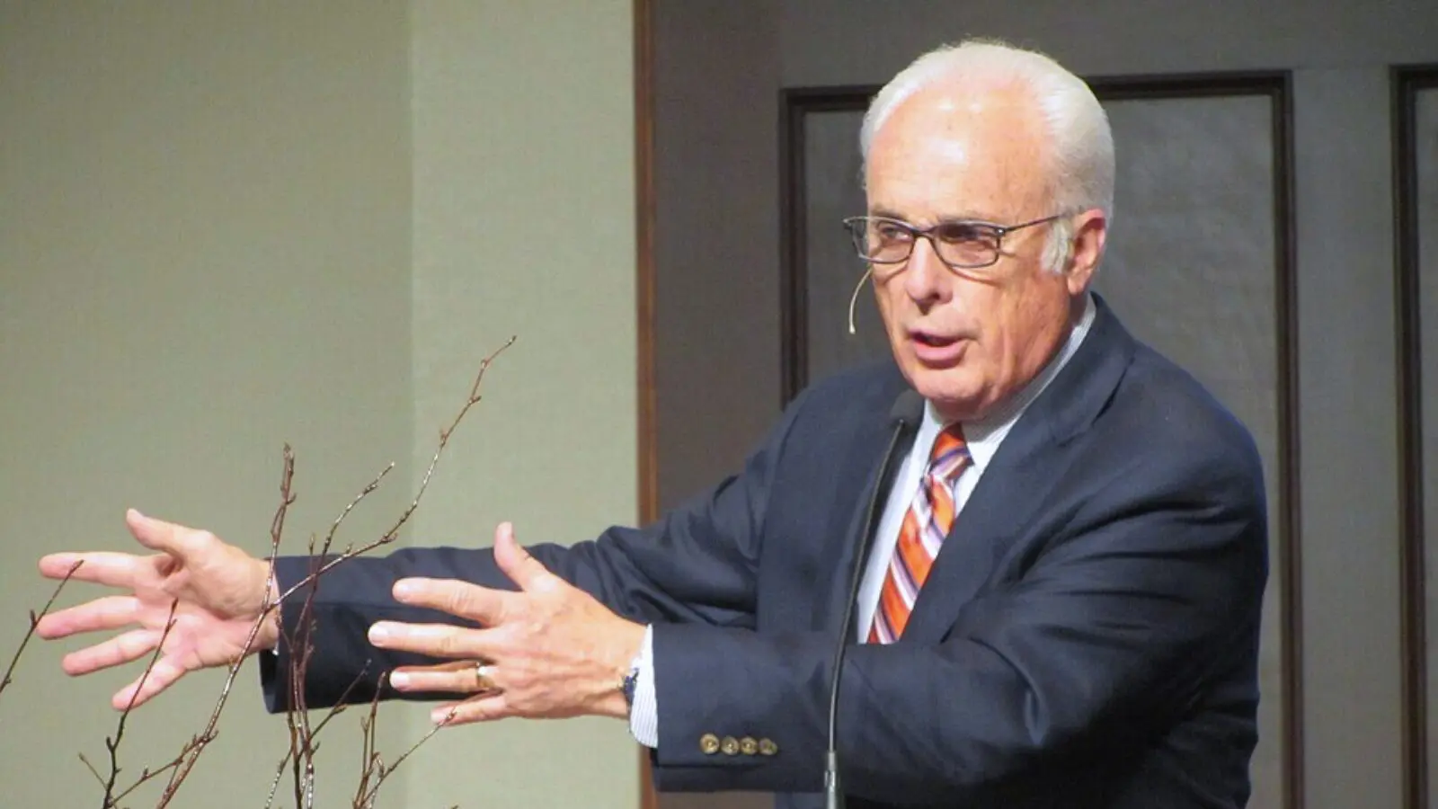 John MacArthur, fotografado durante pregação em 2013: ortodoxia teológica e conservadorismo político.
