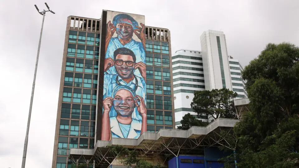 Mural do artista Alexandre Orion no prédio do Instituto do Coração - Incor, do Hospital das Clínicas da Faculdade de Medicina da USP.