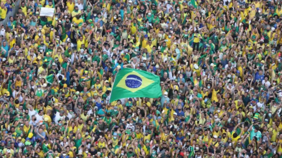 Não basta, portanto, amar a liberdade e a democracia; é preciso ter a inteligência para perceber quando elas já não estão presentes