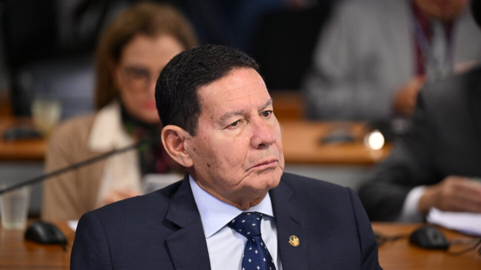 “Trump, não venha meter o bedelho no Brasil”, reagiu Mourão