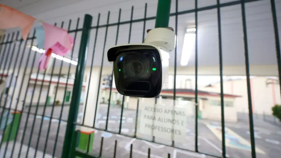 Mais de mil escolas da rede pública de Santa Catarina receberão câmeras de monitoramento para reconhecimento facial.