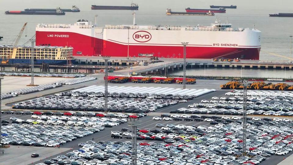 Navio da BYD sendo preparado, no fim de abril, para levar carros ao porto de Itajaí (SC): concorrência acirrada dentro da China contribui para "invasão" de carros chineses no Brasil.