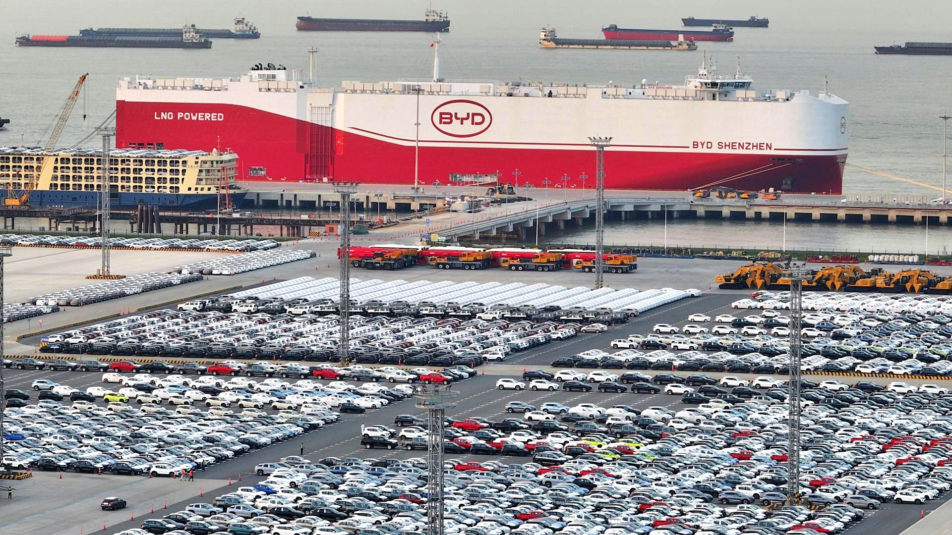 Navio da BYD sendo preparado, no fim de abril, para levar carros ao porto de Itajaí (SC): concorrência acirrada dentro da China contribui para &#8220;invasão&#8221; de carros chineses no Brasil.