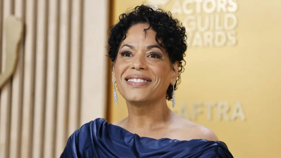 Foto tirada em 23 de fevereiro de 2025 da atriz porto-riquenha-americana Liza Colon-Zayas posando no tapete vermelho da 31ª edição do Screen Actors Guild Awards, em Los Angeles, Estados Unidos. Liza Colon-Zayas recebeu sua segunda indicação consecutiva ao Emmy de melhor atriz coadjuvante nesta terça-feira por seu papel como Tina Marrero na série de comédia "O Urso".