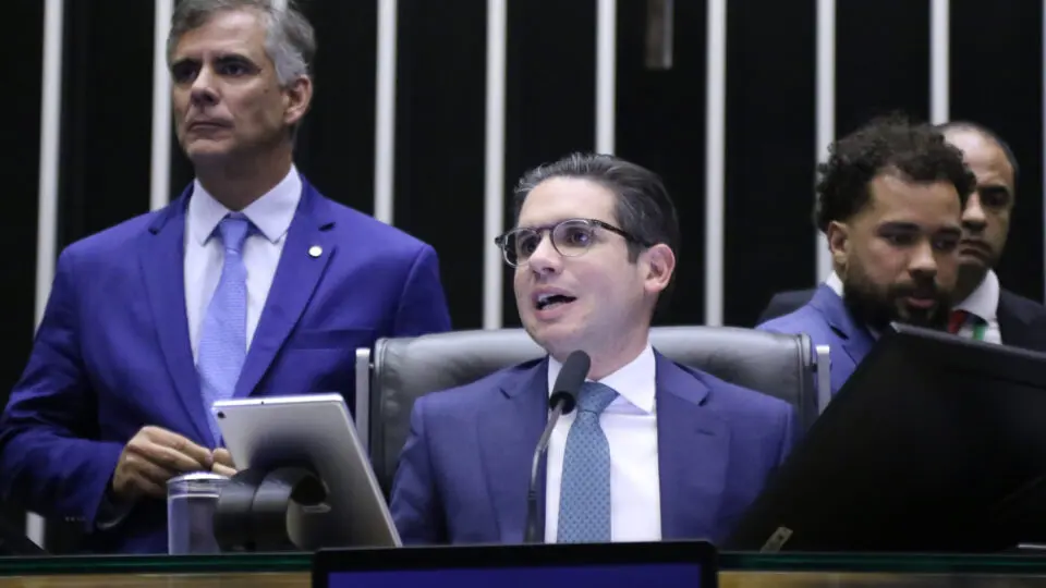 Câmara aprova PEC que tira precatórios do limite de gastos de 2026