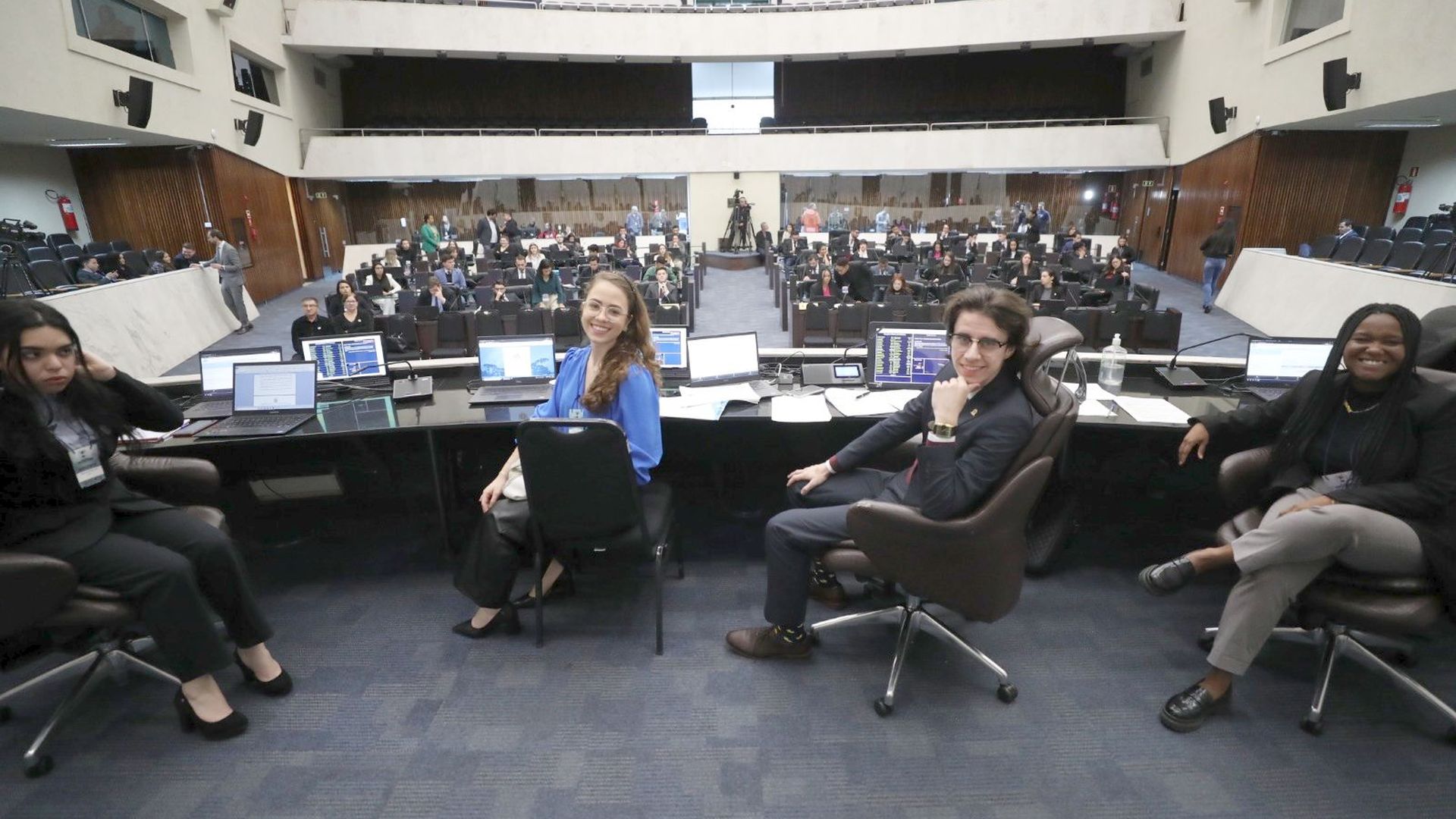 O Parlamento Universitário é uma atividade prática e formativa que oferece aos estudantes a oportunidade de experimentar o cotidiano do Poder Legislativo estadual.