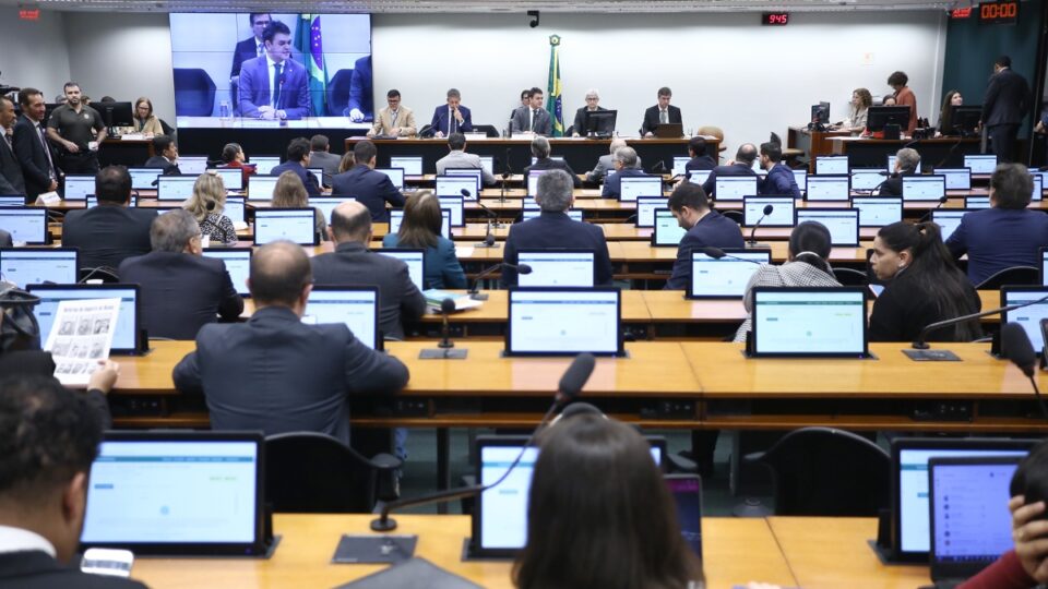 Comissão da Câmara aprova texto-base da isenção do Imposto de Renda até R$ 5 mil