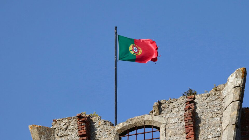 Parlamento português aprova pacote anti-imigração que pode afetar brasileiros no país