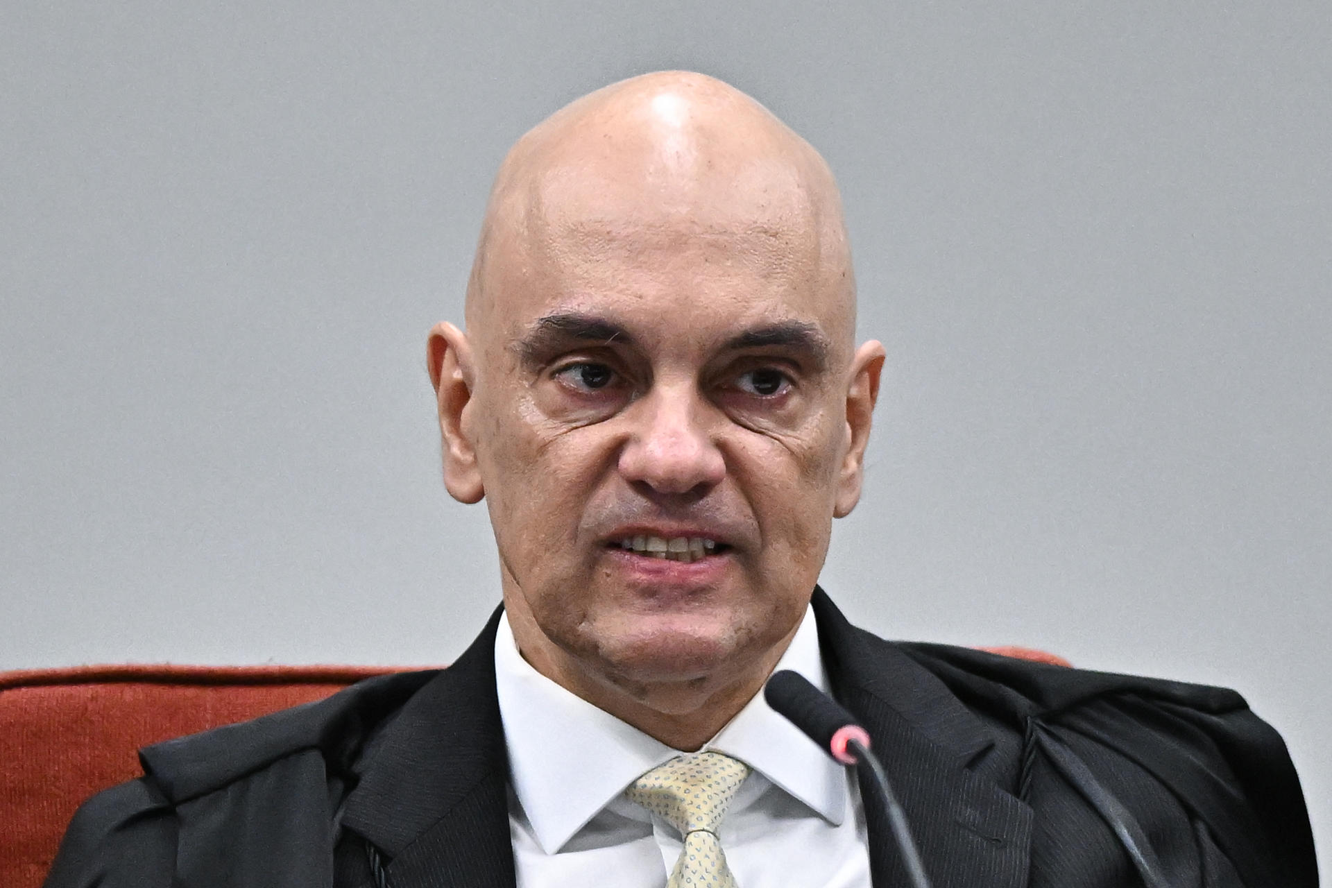 Alexandre de Moraes reagiu a vaias de torcedores em São Paulo mostrando o dedo do meio.