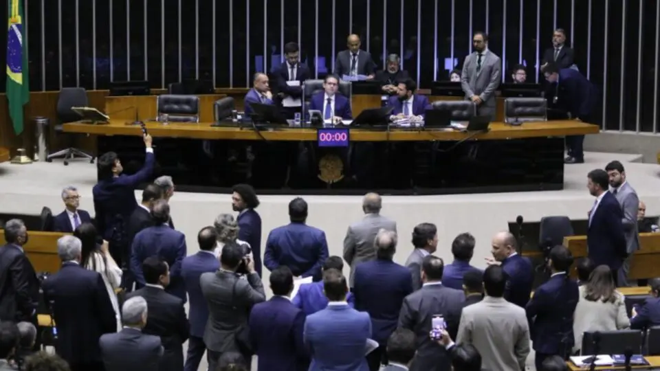 Câmara vota urgência do PL das invasões de terra.