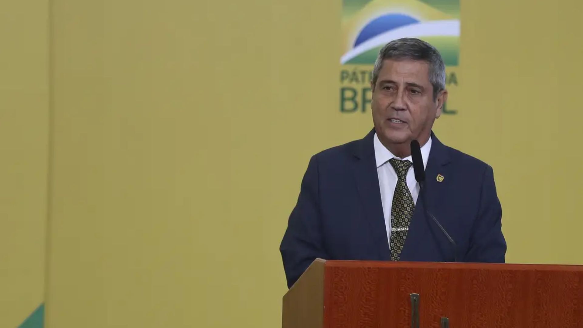 O ministro Alexandre de Moraes (STF) manteve a prisão do general Braga Netto por suposta participação em &#8220;trama golpista&#8221;.