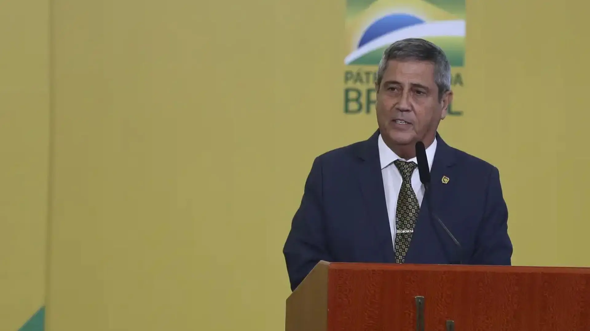 Moraes mantém prisão de Braga Netto.