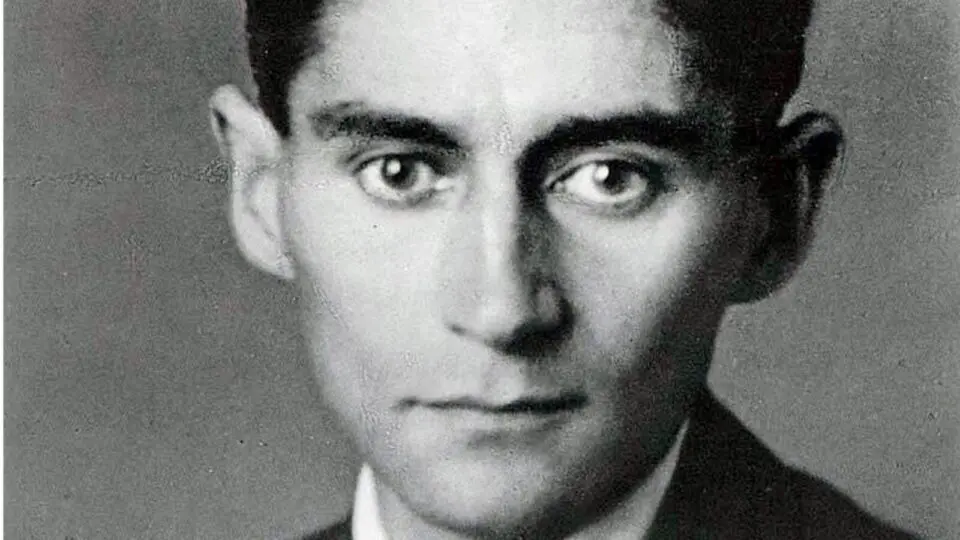 A expressão "Kafkaniano" vem de Franz Kafka, autor de inúmeros livros de renome.