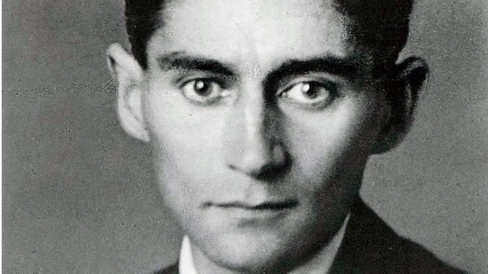 A expressão "Kafkaniano" vem de Franz Kafka, autor de inúmeros livros de renome.