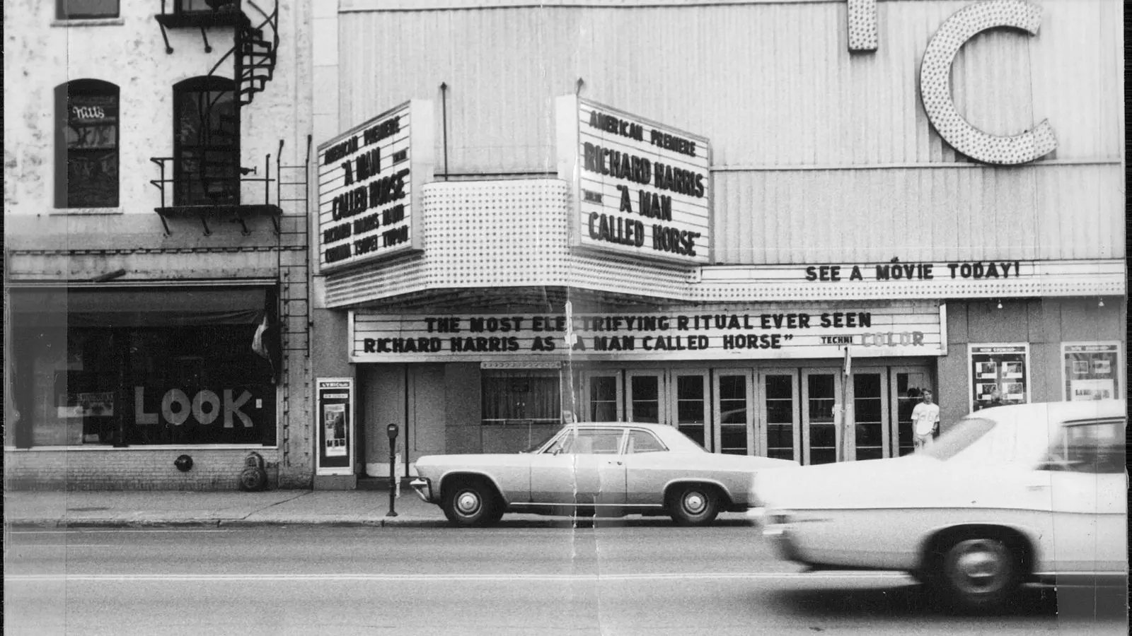 Um cinema nos anos 70, a imagem está em preto e branco.