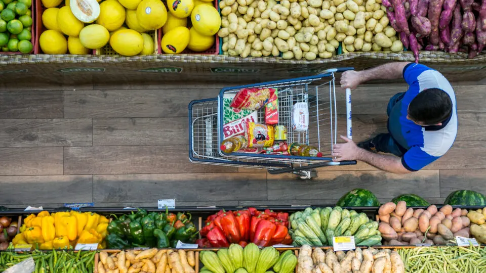 Com alta acumulada de 6,66% em 12 meses, inflação de alimentos dá trégua em junho, mas deve reacelerar até o fim do ano, segundo analistas
