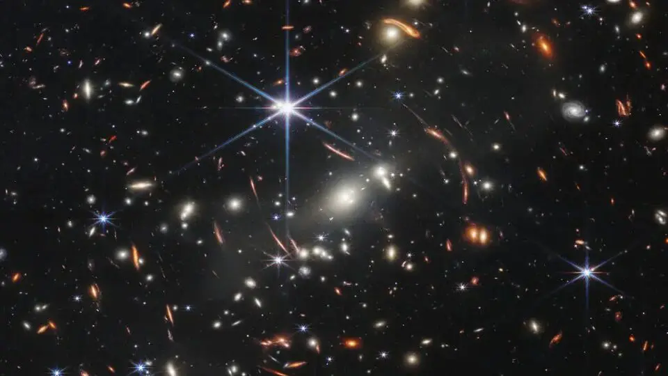 Imagem do Campo Profundo do Webb, registrada pelo telescópio James Webb.